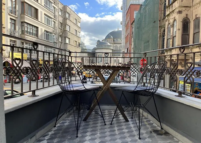 Cozy Flat With Balcony Near Taksim Square